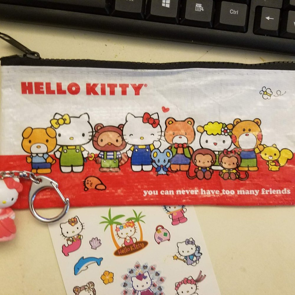 Hello Kitty Gift Set - Picture 2 of 4